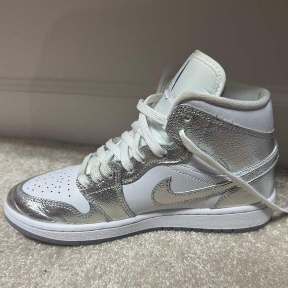 Nike Women's Sneakers in White and Silver - Picture 4 of 7